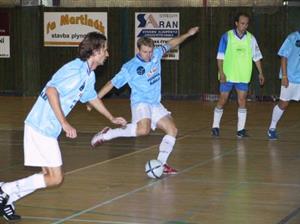 Kopřivnický tým Lavina (u míče) byl nejúspěšnějším ve třetím a čtvrtém kole okresního futsalového přeboru a usadil se do čela tabulky.<br/>                                                            
FOTO: DAVID MACHÁČEK
