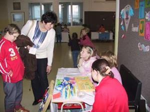 Zástupci jednotlivých tříd se ukázali jako dobří obchodníci, když nabízeli k prodeji výrobky spolužáků.<br/>                          
FOTO: ILONA HOFFMANNOVÁ
