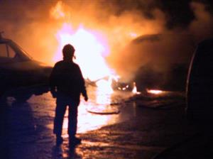 Hořící automobily na ulicích pařížských předměstí, typický obrázek z nedávných nepokojů ve Francii. V Trappes nic až tak zvláštního. Snímek pochází z roku 2002.<br/>                      
FOTO: DAVID MACHÁČEK
