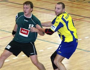 Plzeňského Lukáše Klímu brání domácí Daniel Igenyes.<br/>                        
FOTO: DAVID MACHÁČEK
