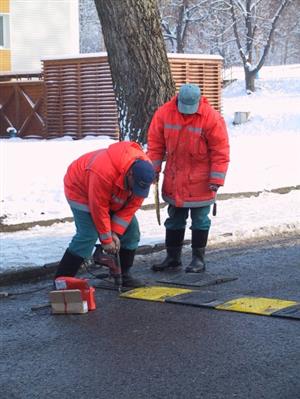 Od konce minulého týdne zpomalují jízdu na Husově ulici dva retardéry.<br/> 
FOTO: DANA HOĎÁKOVÁ
