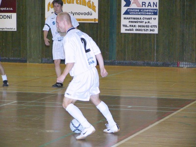 Marek Macíček z futsalového týmu FC Lavina Kopřivnice rozjíždí útok na bránu Beach Boys Odry. Domácí ve zbytečně vypjatém utkání Odrám podlehli 1:3.<br/>                
FOTO: ONDŘEJ ZAPLETAL
