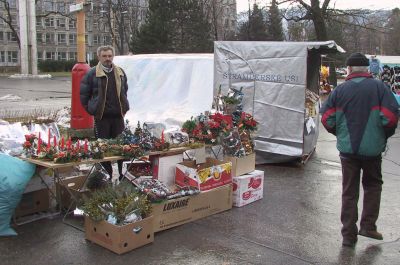 Stánků se zbožím s vánoční tematikou bylo na mikulášských trzích poskrovnu.<br/> 
FOTO: DANA HOĎÁKOVÁ

