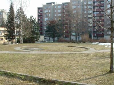 Tato lokalita na ulici Máchově je jedním z míst, kde by mělo vyrůst moderní dětské hřiště, snad i za přispění grantu.<br/>                                                                                                
FOTO: RICHARD PETR
