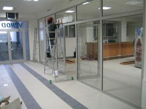 Minulý týden ještě v suterénu hotelu probíhaly přípravné práce, tento týden už nová obchodní pasáž vítala první zákazníky.<br/>                                                                             
FOTO: DAVID MACHÁČEK
