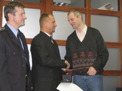 Vladimír Petříček (vpravo) je svému zachránci a v pořadí sedmému Gentlemanovi silnic vděčný. Při předávání  titulu Pavlu Němcovi znovu děkoval.<br/>                                            
FOTO: DAVID MACHÁČEK
