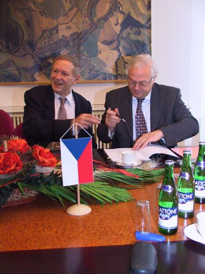 Prezident společnosti MGG Louis Gerardus Marie Giesen se za asistence starosty Jiřího Tichánka chystá podepsat kupní smlouvu na pozemky v průmyslové zóně.<br/>           
FOTO: DAVID MACHÁČEK
