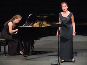 Sopranistka Eva Dřízgová - Jirušová zpívala nejen za klavírního doprovodu Elišky Novotné skladby starých mistrů, ale i Dvořáka a vánoční písně.<br/>                                              
FOTO: DAVID MACHÁČEK
