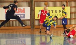 Jiří Gřes naskakuje do brankoviště, aby zakončil povedený útok v házenkářském derby s Hranicemi.<br/> 
FOTO: DAVID MACHÁČEK
