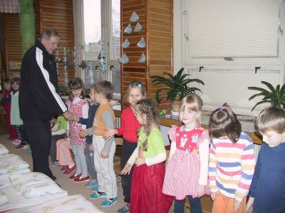 Minulý týden poděkoval starosta města dětem z Mateřské školy Záhumenní za krásně nazdobené vánoční stromky a přání adresované městu i jemu osobně.<br/>                            
FOTO: ILONA HOFFMANNOVÁ
