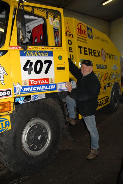 Karel Loprais ladí na svém speciálu poslední detaily. Na start nejtěžší terénní rallye světa se vydá po vánočních svátcích stejně jako Tomáš Tomeček.<br/> 
FOTO: DAVID MACHÁČEK
