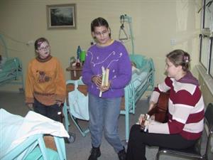 Vystoupení dětí z Dětského centra zpříjemnilo pobyt pacientům ve středisku následné lůžkové péče.<br/>
FOTO: ILONA HOFFMANNOVÁ
