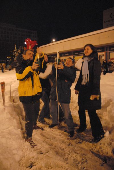 Oslavit Nový rok do centra města přišlo letos méně lidí než vloni. I tak se jich na půlnoční přípitek sešlo  na sněhem zavalené pěší zóně několik tisíc.<br/>
FOTO: DAVID MACHÁČEK
