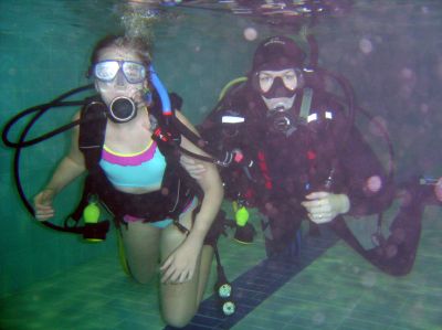 Radka Maierová (vpravo) z potápěčské školy Trigger Divers při ochutnávce potápění v kopřivnickém krytém bazénu učí dýchat s přístrojem mladou zájemkyni.<br/>
FOTO: ARCHIV
