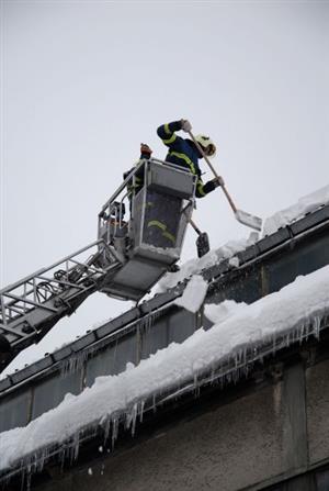 Na žádost starosty shazovali  tatrováčtí hasiči sníh i ze střechy zimního stadionu. Měli tak odlehčit konstrukci zatížené těžkou pokrývkou.<br/>
FOTO: DAVID MACHÁČEK
