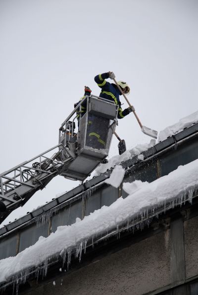 Na žádost starosty shazovali  tatrováčtí hasiči sníh i ze střechy zimního stadionu. Měli tak odlehčit konstrukci zatížené těžkou pokrývkou.<br/>
FOTO: DAVID MACHÁČEK
