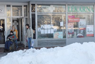 Lékárníci nesouhlasí s postojem ministerstva zdravotnictví, protestní prohlášení visí i na jedné z místních lékáren.<br/>
FOTO: DAVID MACHÁČEK
