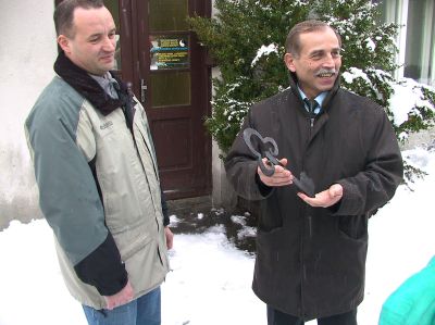 Starosta Příbora Milan Strakoš se chystá předat symbolický klíč od Freudova rodného domu zástupci stavební firmy. Ten ho má vrátit v dubnu i s rekonstruovaným objektem.<br/>
FOTO: DAVID MACHÁČEK
