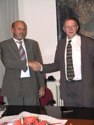 Další investor v zóně! Vstup do vlčovického průmyslového parku před týdnem podpisem na kupních smlouvách stvrdil jednatel společnosti Seeber Ulrich Mauß (vlevo).<br/>          
FOTO: DANA HOĎÁKOVÁ
