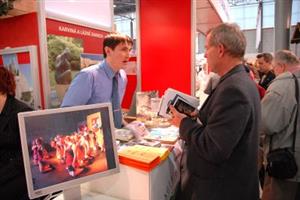 Informací i propagačních materiálů bylo na stánku Moravskoslezského kraje, respektive regionu Beskydy - Valašsko, dostatek, způsob jejich prezentace byl však nešťastný.<br/>        
FOTO: DAVID MACHÁČEK
