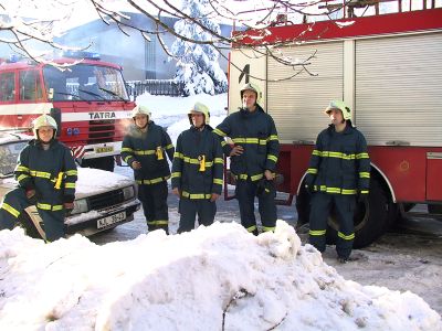 Požár se podařilo zlikvidovat záhy po příjezdu. Pak už hasiči jen čekali na to, až spáleniště prohlédne vyšetřovatel.<br/>                 
FOTO: DAVID MACHÁČEK
