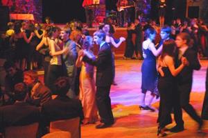 Ples absolventů tanečních kurzů byl pro mnohé z nich první příležitostí vyzkoušet  nadrilované taneční krůčky v praxi. Zájem o ples překvapil i tanečního mistra Zdeňka Syrka.<br/> FOTO: DAVID MACHÁČEK