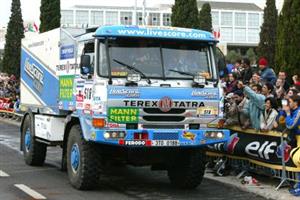 Vůz Tomáše Tomečka po startu na letošním ročníku nejtěžší rallye světa neopustil Evropu. Důvodem byla havárie ve druhé etapě soutěže.<br/>                                                                                     
FOTO: LRT
