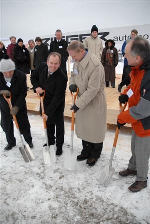 Symbolickým výkopem začala přesně před týdnem v průmyslové zóně stavba výrobní haly firmy Rieger.  Ta by do dvou let měla dát práci až osmdesáti lidem.<br/>                                   
FOTO: DAVID MACHÁČEK
