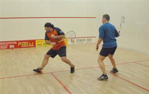 Jaroslav Výborný (vlevo) se chystá k úderu v utkání s Františkem Jakoubkem při pátečním úvodním turnaji kopřivnické squashové ligy.<br/>                                                             
FOTO: DAVID MACHÁČEK
