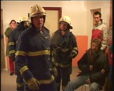 Při požáru v osmém patře družstevního domu nedošlo k žádnému vážnému zranění, škody na majetku jsou ale značné a jejich odstranění si vyžádá delší čas.<br/>                          
FOTO: MIROSLAV HOFMANN
