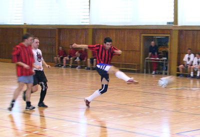 Hráč Squadry střílí na bránu Bum Šankar v sobotním kvalifikačním utkání na letošním ročníku Ámos Cupu. Squadra porazila Bum Šankar 2:0.<br/>                                                   
FOTO: ONDŘEJ ZAPLETAL
