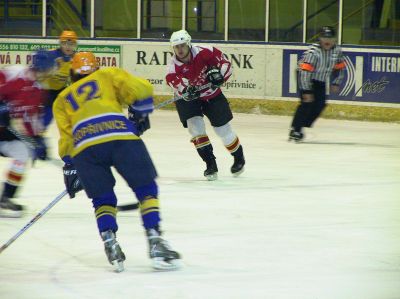 Až do poloviny závěrečné třetiny byl souboj mezi domácí Kopřivnicí a hokejisty Frýdku-Místku vyrovnaný. Pak ovšem domácí zcela propadli a prohráli 3:6.<br/>                             
FOTO: ONDŘEJ ZAPLETAL
