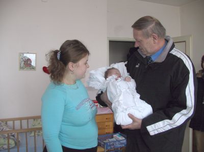 Starosta Jiří Tichánek si pochoval malou Eriku, která se narodila 5. ledna, a stala se tak první letošní občankou Kopřivnice.<br/>                                                                          
FOTO: DANA HOĎÁKOVÁ
