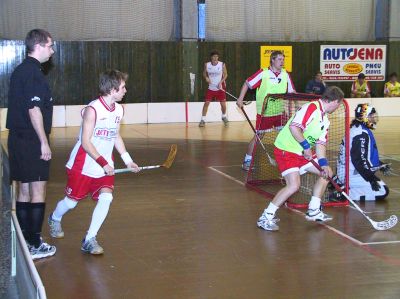 Hráči Vikings obléhají bránu Havlíčkova Brodu. Ve vyrovnaném zápase domácí porazili soupeře 6:2.<br/>
FOTO: ONDŘEJ ZAPLETAL
