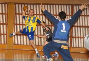 Radim Šustala se připravuje vsítit branku hostům z Frýdku-Místku. Během nedělního utkání dostal za záda soupeřova gólmana tři míče.<br/>                                                        
FOTO: DAVID MACHÁČEK
