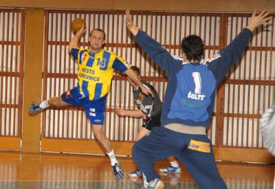 Radim Šustala se připravuje vsítit branku hostům z Frýdku-Místku. Během nedělního utkání dostal za záda soupeřova gólmana tři míče.<br/>                                                        
FOTO: DAVID MACHÁČEK
