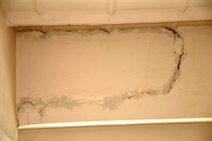 Praskliny ve zdech tělocvičny a těžknoucí sníh na střeše. To byl důvod, proč se ředitel ZŠ dr. Milady Horákové rozhodl dát žákům volno. Podle statika oprávněně.<br/>                     
FOTO: DAVID MACHÁČEK
