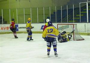 Kopřivnický brankář Unzeitig naposledy kapituluje v sobotním utkání s HC Krnov, ve kterém domácí zvítězili 9:5.<br/>                                                                                             
FOTO: ONDŘEJ ZAPLETAL
