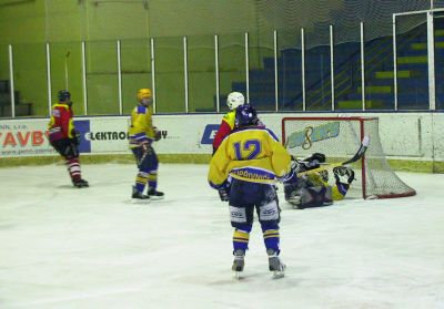 Kopřivnický brankář Unzeitig naposledy kapituluje v sobotním utkání s HC Krnov, ve kterém domácí zvítězili 9:5.<br/>                                                                                             
FOTO: ONDŘEJ ZAPLETAL
