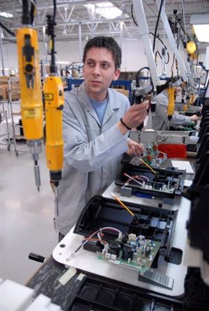 Bang&Olufsen už dává práci lidem ve svém novém výrobním závodě. Společně s produkcí prý bude v dalších měsících a letech růst i zaměstnanost.<br/>                                            
FOTO: DAVID MACHÁČEK
