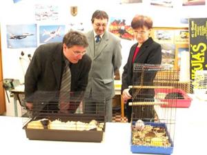 Místostarosta Jiří Novák (vlevo) se štramberským starostou Janem Sochou a vedoucí odboru školství si prohlížejí DDM.<br/>
FOTO: DANA HOĎÁKOVÁ
