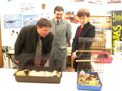 Místostarosta Jiří Novák (vlevo) se štramberským starostou Janem Sochou a vedoucí odboru školství si prohlížejí DDM.<br/>
FOTO: DANA HOĎÁKOVÁ
