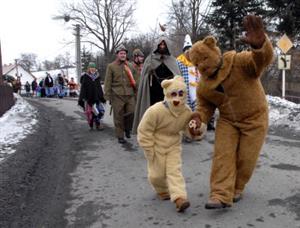 Tradiční masopustní průvod prošel v sobotu dopoledne celým Mniší. Večer pak bujaré veselí pokračovalo při tradičním pochovávání basy.<br/>                                                   
FOTO: DAVID MACHÁČEK
