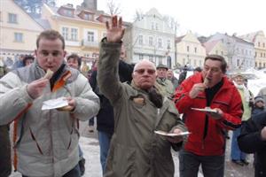 Sedmdesátiletý Antonín Marek byl nejrychlejším pojídačem jitrnic na druhém Štramberském masopustu, mastnotu pak mohl spláchnout vyhraným pivem.<br/>                                      
FOTO: DAVID MACHÁČEK
