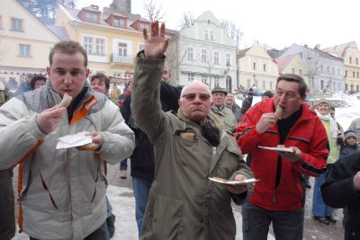 Sedmdesátiletý Antonín Marek byl nejrychlejším pojídačem jitrnic na druhém Štramberském masopustu, mastnotu pak mohl spláchnout vyhraným pivem.<br/>                                      
FOTO: DAVID MACHÁČEK

