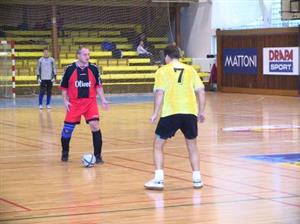 Igor Kocurek ze štramberského týmu Olivet se snaží obejít hráče Trappes Devills při čtvrtfinálovém boji turnaje Ámos Cupu.<br/>                                                                          
FOTO: ONDŘEJ ZAPLETAL
