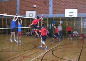 Kopřivničtí kadeti (vpravo) útočí na síti proti týmu Pstruží. VK Kopřivnice v tomto duelu zvítězil 3:2 a 3:1<br/>FOTO: ONDŘEJ ZAPLETAL