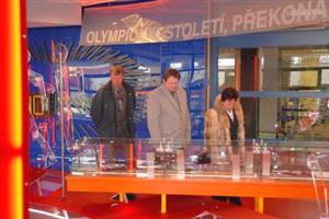 Delegace ze slovenské obce Háje si při návštěvě Kopřivnice prohlédla mimo jiné i expozici věnovanou Emilu Zátopkovi.<br/>                                                                                     
FOTO: DAVID MACHÁČEK
