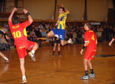 Karel Hanzelka střílí z pozice levé spojky ve druhém poločase utkání se Zubří. Hanzelka se v tomto duelu trefil do sítě soupeře čtyřikrát.<br/>                                                              
FOTO: DAVID MACHÁČEK

