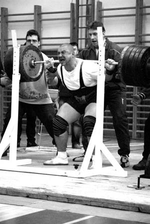 Tomáš Šeděnka při 14. mistrovství Moravy v silovém trojboji zdolal také svůj osobní rekord ve dřepu s činkou o váze 325 kg.<br/>                                                                          
FOTO: DAVID MACHÁČEK
